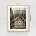 Plakat w ramie 40x50 - Urok Drewnianej Chatki w Górach - chatka w górach, drewniany domek - rama drewno