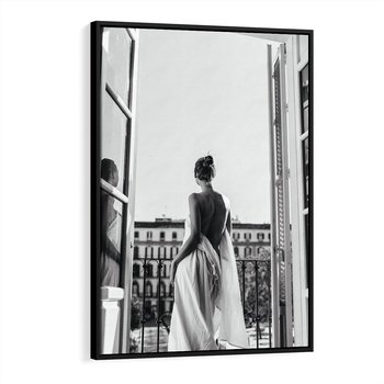 Obraz w ramie 70x100 - Poranki w Paryżu - czarno białe zdjęcie, kobieta w prześcieradle na balkonie - rama czarna
