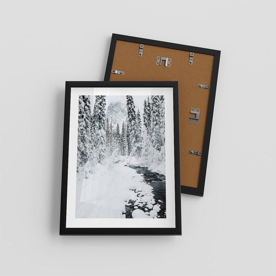 Plakat w ramie 30x40 - Spokój Zimowego Lasu w Górach - zima w lesie, w górach - rama czarna