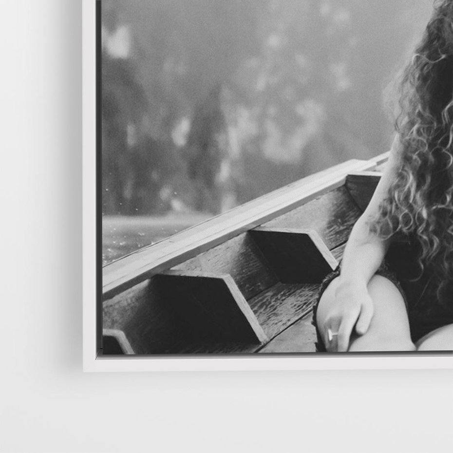 Obraz w ramie 120x80 - Księga mglistych marzeń - czarno biała fotografia, para zakochanych w łodzi - rama biała