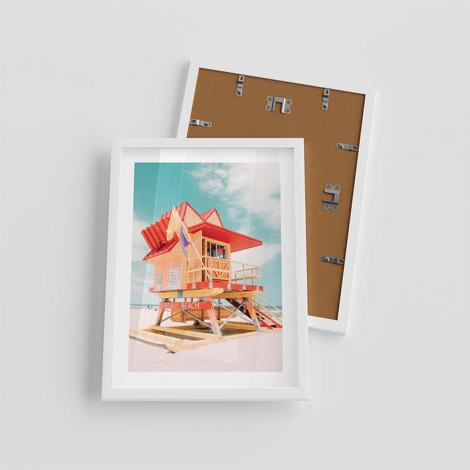 Plakat w ramie 30x40 - Rajski Widok - plaża miami, domek ratownika - rama biała