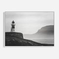 Obraz w ramie 120x80 - Melancholia Północy - czarnobiała fotografia, nadmorska latarnia na klifie - rama biała