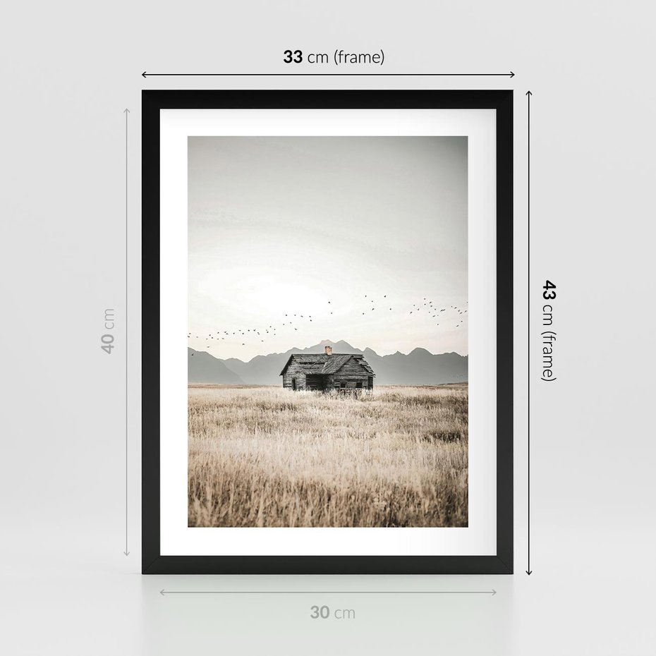 Plakat w ramie 30x40 - Wiejska Idylla - stary drewniany dom w polu suchej trawy, fotografia - rama czarna