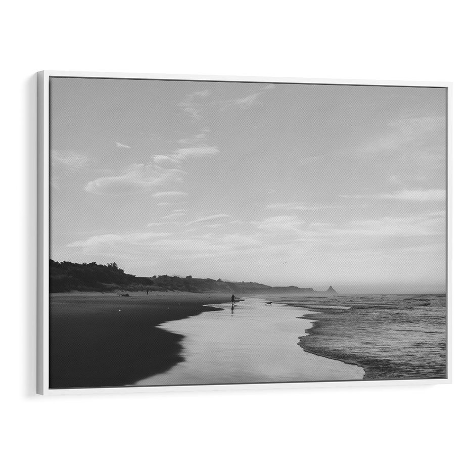 Obraz w ramie 70x50 - Nadmorska Melodia - czarno białe zdjęcie, plaża - rama biała