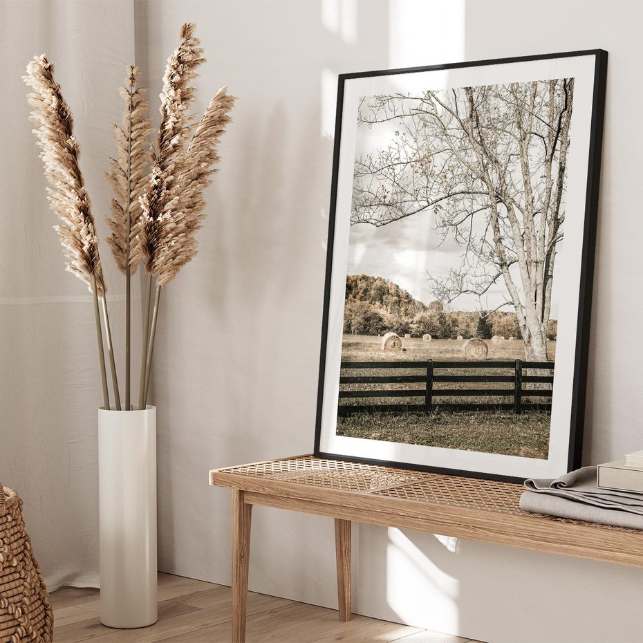 Plakat w ramie 30x40 - Drzewa i Snopki Siana - farma, drzewa - rama czarna
