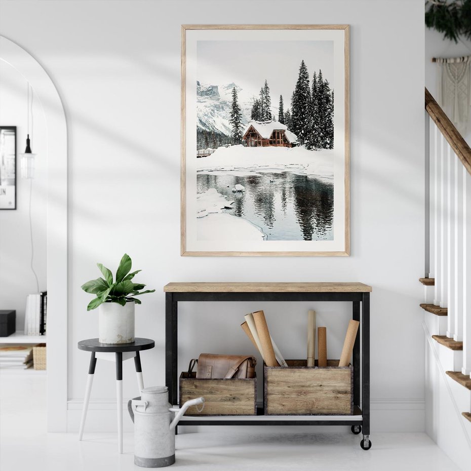 Plakat w ramie 30x40 - Urok Zimowego Krajobrazu - domek w górach, zima - rama drewno