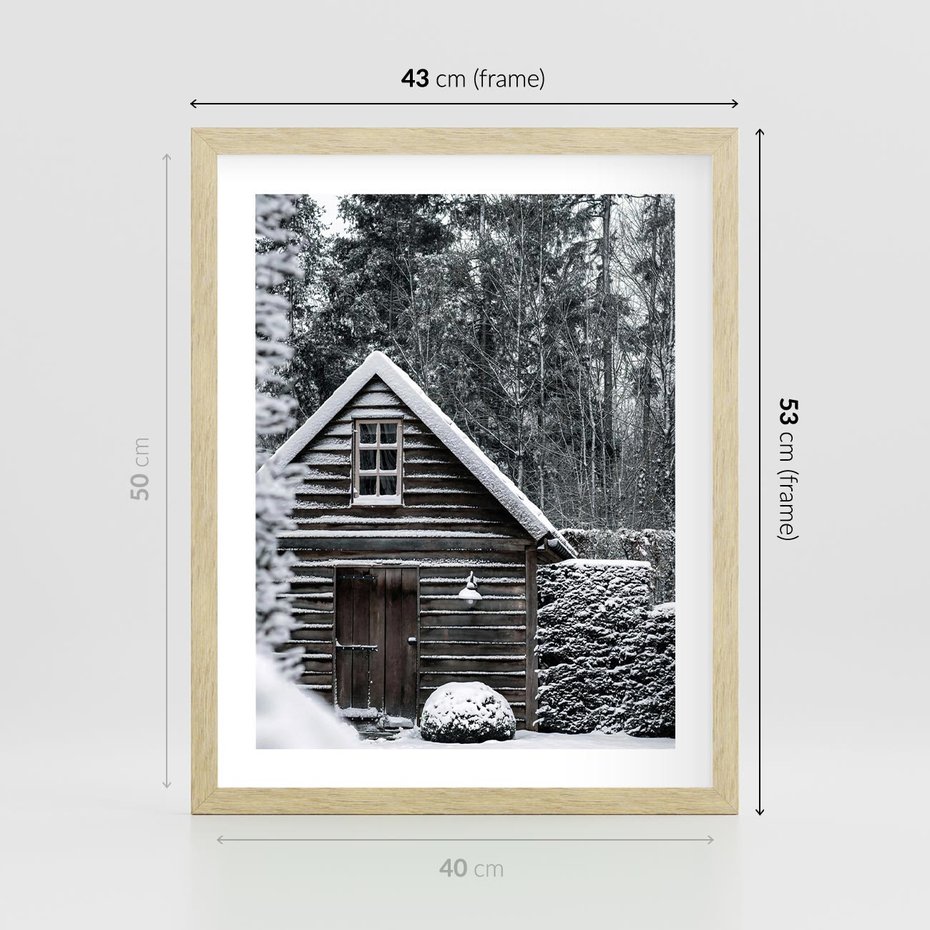 Plakat w ramie 40x50 - Zaklęta Zima - domek w lesie, śnieg - rama drewno