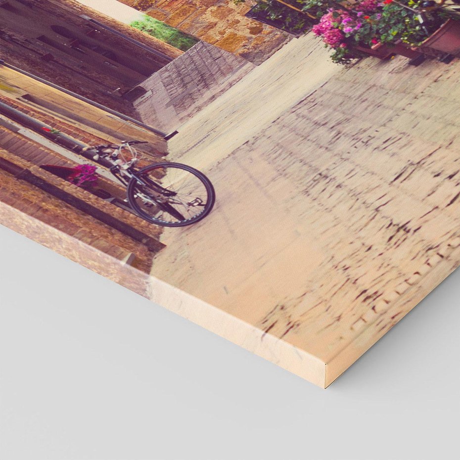 Obraz na płótnie 50x70 - Rowerowa przygoda w uliczkach pełnych perspektywy - uliczka, perspektywa
