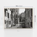 Obraz w ramie 70x50 - Weneckie Kanały - czarno białe zdjęcie, wenecja - rama drewno