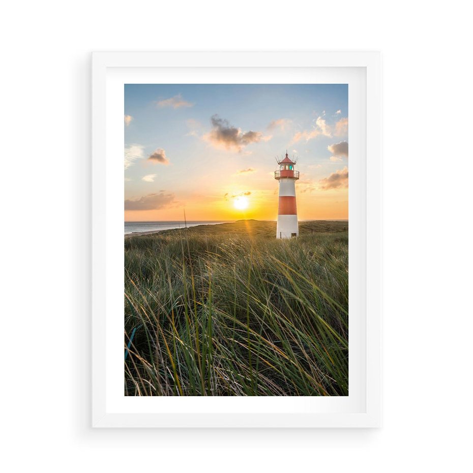 Plakat w ramie 50x70 - Magia latarni przy zachodzie - latarnia, zachód - rama biała