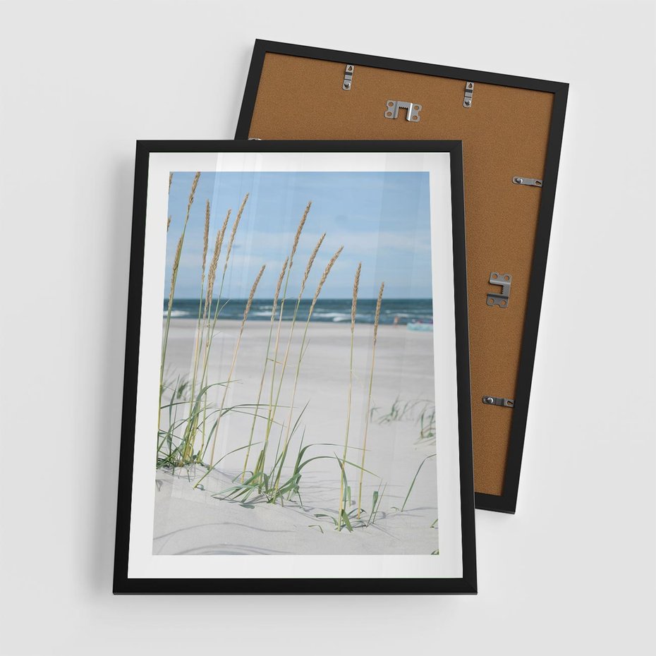 Plakat w ramie 50x70 - Przytulna Śródziemnomorska Trawa - plaża, trawy - rama czarna