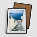 Plakat w ramie 50x70 - Malowniczy urok wyspy - Santorini, schodki - rama czarna