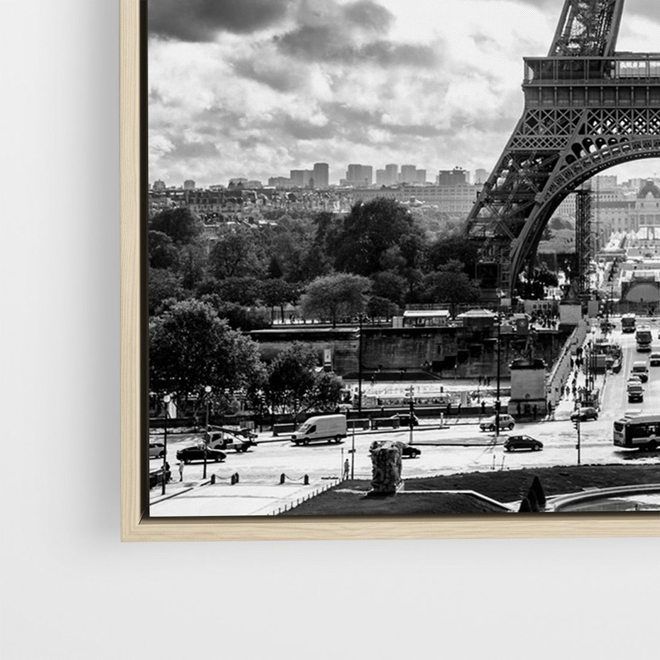 Obraz w ramie 80x120 - Wieża Eiffla - czarno białe zdjecie, wieża eiffla - rama drewno
