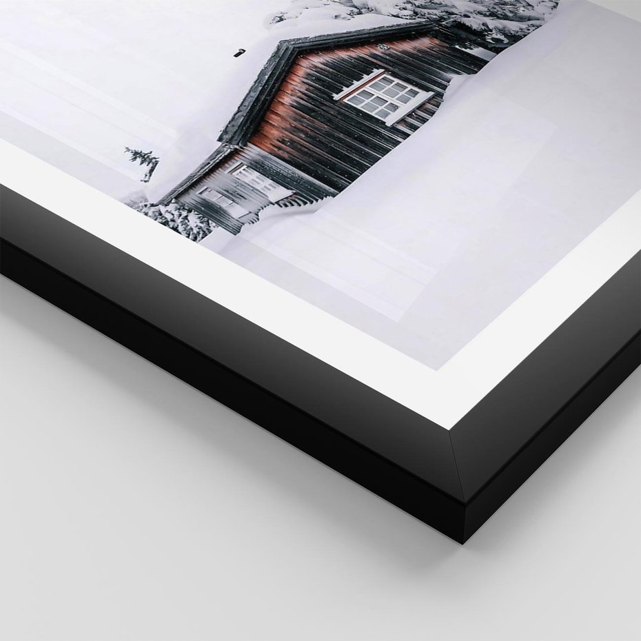 Plakat w ramie 30x40 - Zimowy Azyl: Domek w Górach - domek w górach, śnieg - rama czarna