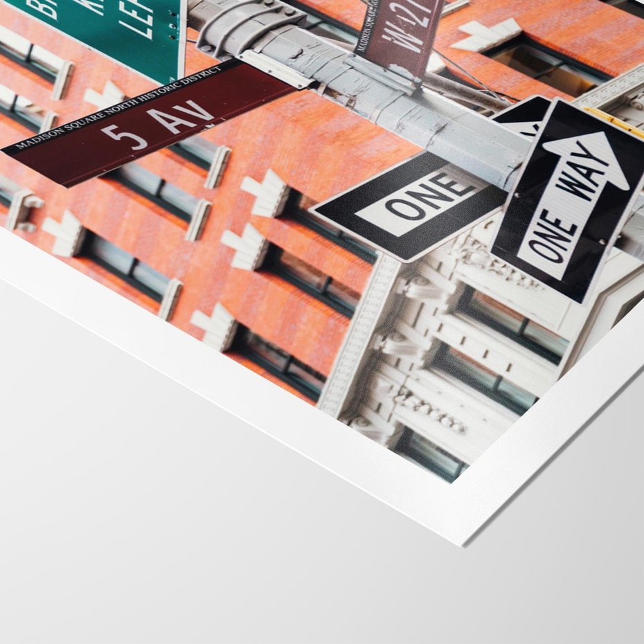 Plakat bez ramy 21x30 - Namiastka wielkiego miasta - Nowy Jork, drogowskaz