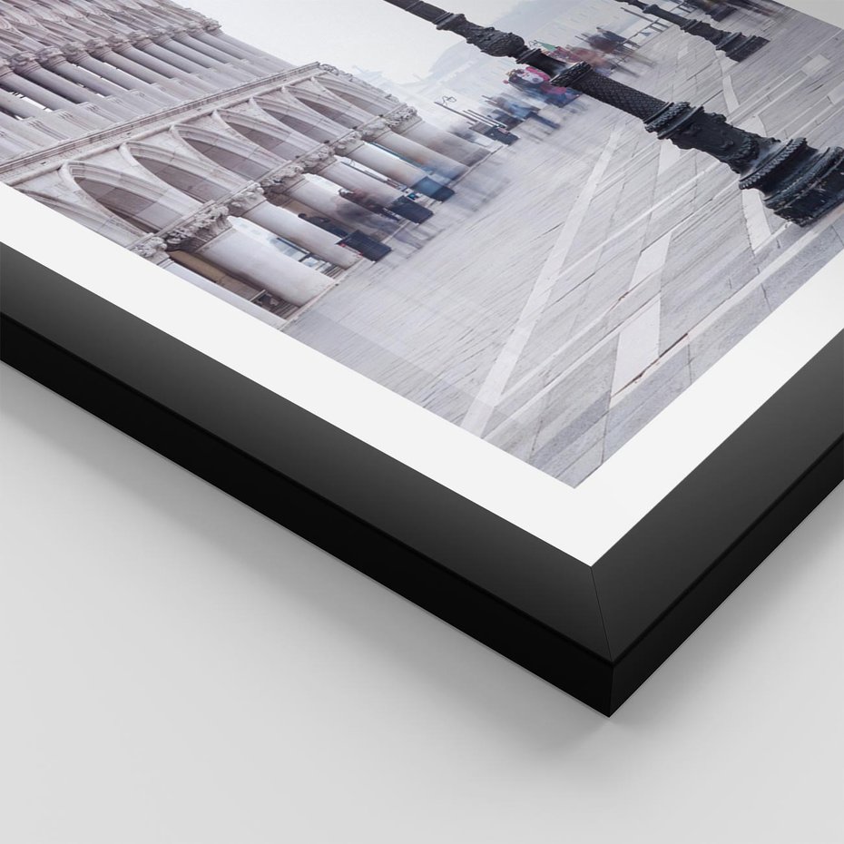 Plakat w ramie 30x40 - Przemijający urok miasta - miasto, uliczka - rama czarna