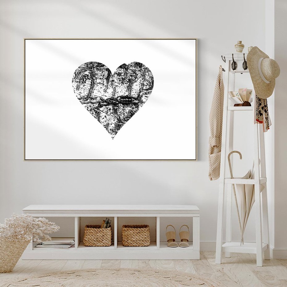 Obraz w ramie 70x50 - Drzewo Serca - czarne serce, tekstura jak kora drzewa - rama drewno