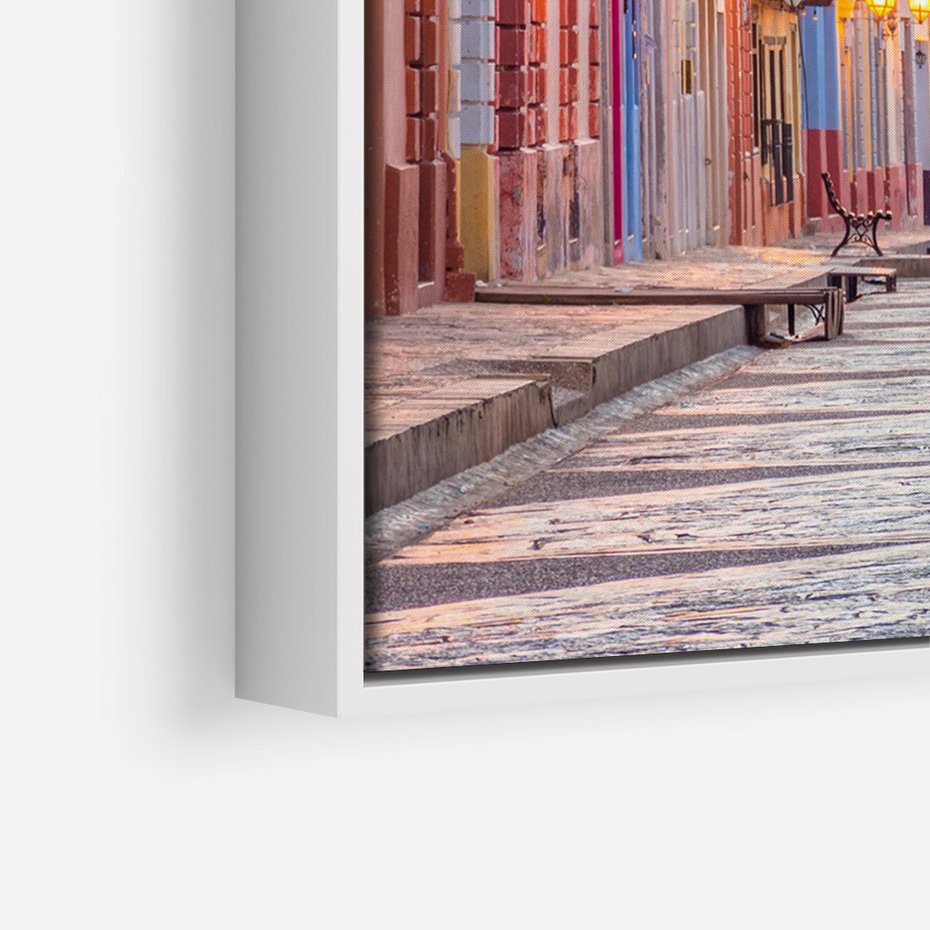 Obraz w ramie 80x120 - W stronę marzycielskich horyzontów - włoska uliczka, wieczór - rama biała