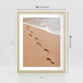 Plakat w ramie 40x50 - Ślady Stóp na Plaży: Spacer nad Morzem - plaża, ślady stóp na piasku - rama drewno