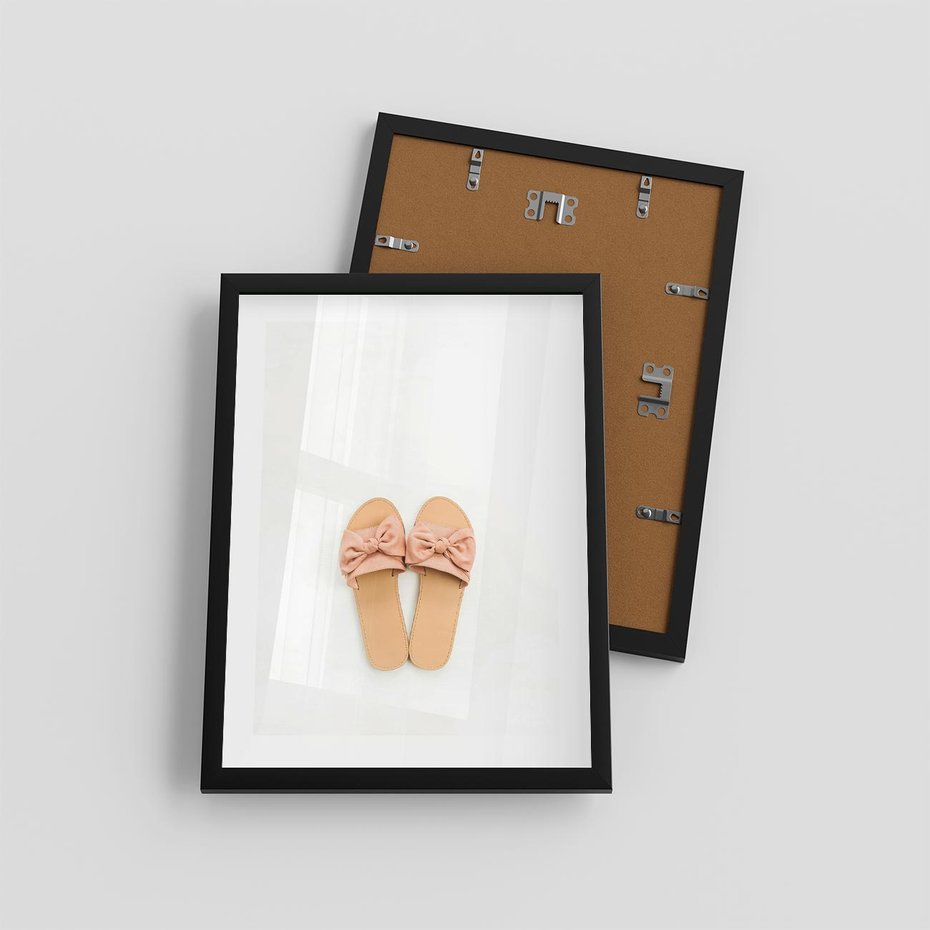 Plakat w ramie 30x40 - Minimalistyczna Moda: Klapki na Białym Tle - klapki, minimalizm - rama czarna