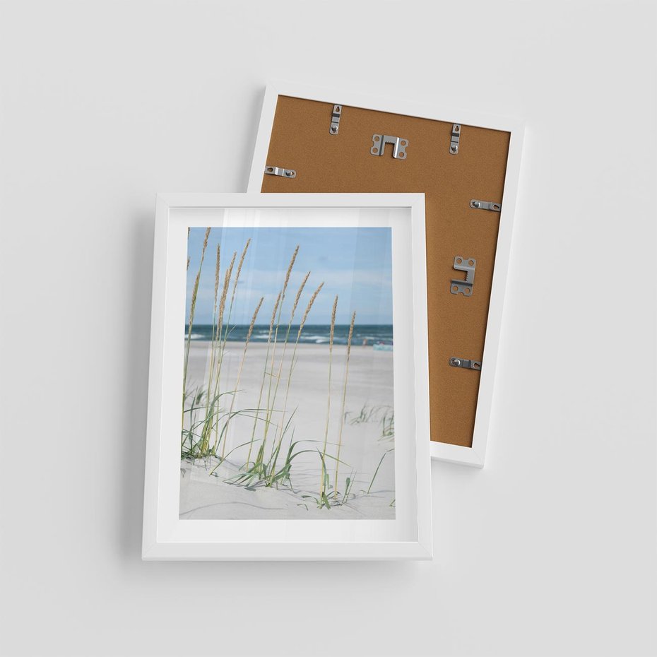 Plakat w ramie 30x40 - Przytulna Śródziemnomorska Trawa - plaża, trawy - rama biała