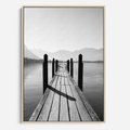 Obraz w ramie 80x120 - Spokojna Przystań - czarno biała fotografia, drewniany pomost na jeziorze - rama drewno