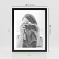 Plakat w ramie 40x50 - Zrób mi Zdjęcie - fotografia, kobieta z aparatem - rama czarna