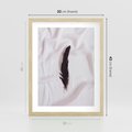 Plakat w ramie 30x40 - Prosta Elegancja - czarne pióro na białej pościeli, minimalizm - rama drewno