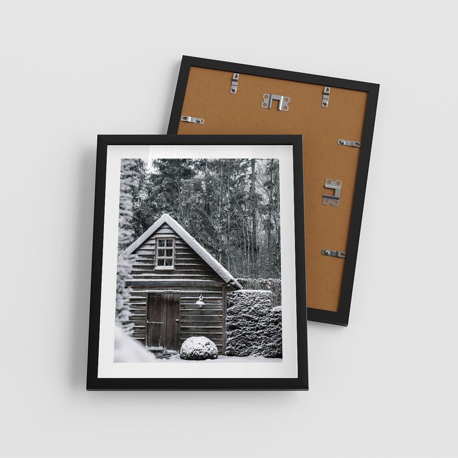 Plakat w ramie 40x50 - Zaklęta Zima - domek w lesie, śnieg - rama czarna