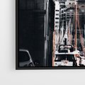 Obraz w ramie 100x70 - Światło Portowe - czarno białe zdjecie, uliczka w nadmorskim mieście - rama czarna