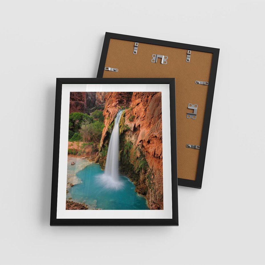 Plakat w ramie 40x50 - Wodospad wśród majestatycznych gór - wodospad, górski - rama czarna