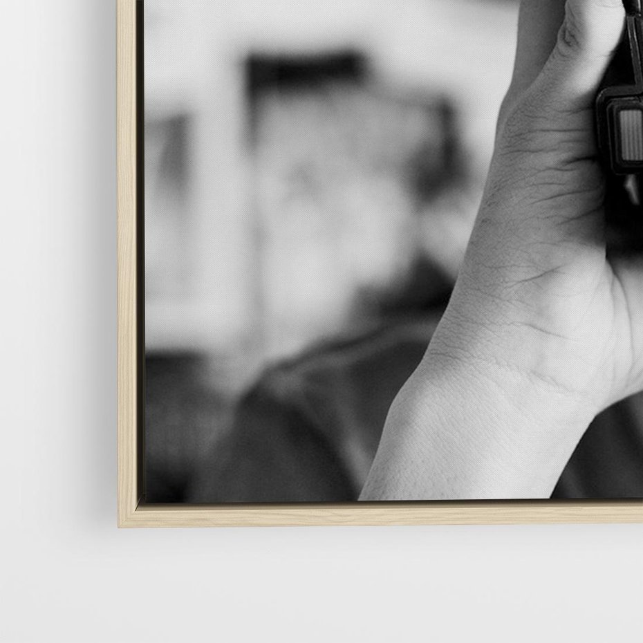 Obraz w ramie 70x50 - Mężczyzna za Aparatem - czarno białe zdjęcie, portret - rama drewno