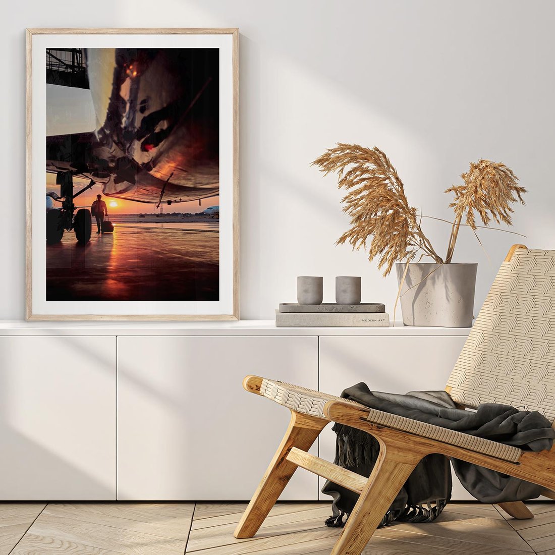 Plakat w ramie 50x70 - Podróż ku Zachodzącemu Słońcu - samolot, scena na lotnisku - rama drewno