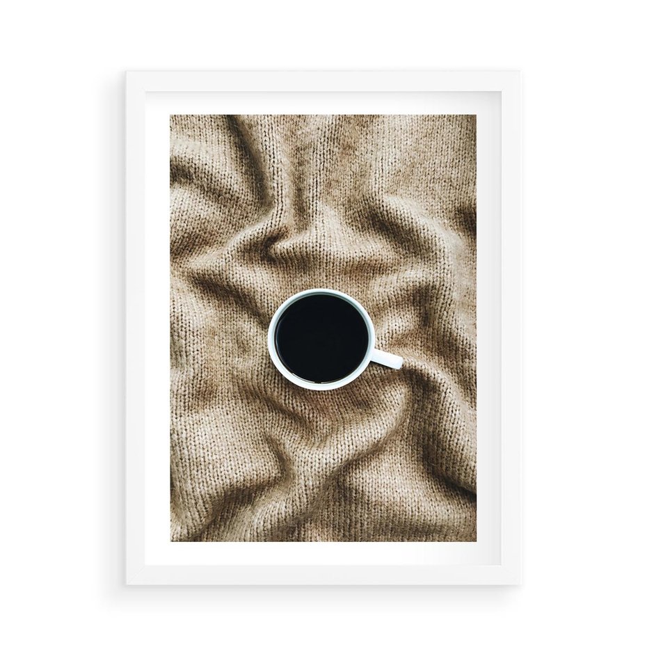 Plakat w ramie 50x70 - Filiżanka Kawy na Brązowym Kocu - kawa, czarna kawa - rama biała