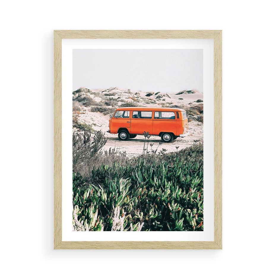 Plakat w ramie 50x70 - Podróże po Pustyni - stary samochód van, pomarańczowy - rama drewno