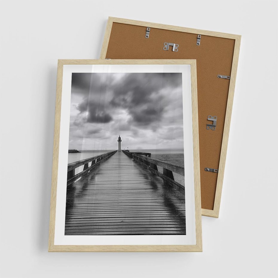 Plakat w ramie 50x70 - Romantyczny pomost z latarnią - pomost, latarnia - rama drewno