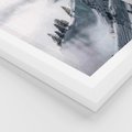 Plakat w ramie 40x50 - Czystość Natury - ośnieżone szczyty górskie, pejzaż - rama biała
