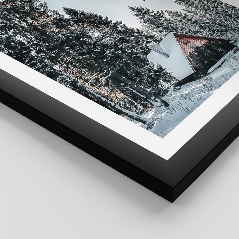 Plakat w ramie 40x50 - Górska Uroda Zimą: Dom w Śniegu - domek w górach, zima - rama czarna