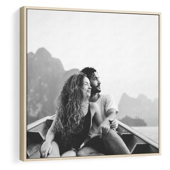 Obraz w ramie 50x50 - Księga mglistych marzeń - czarno biała fotografia, para zakochanych w łodzi - rama drewno