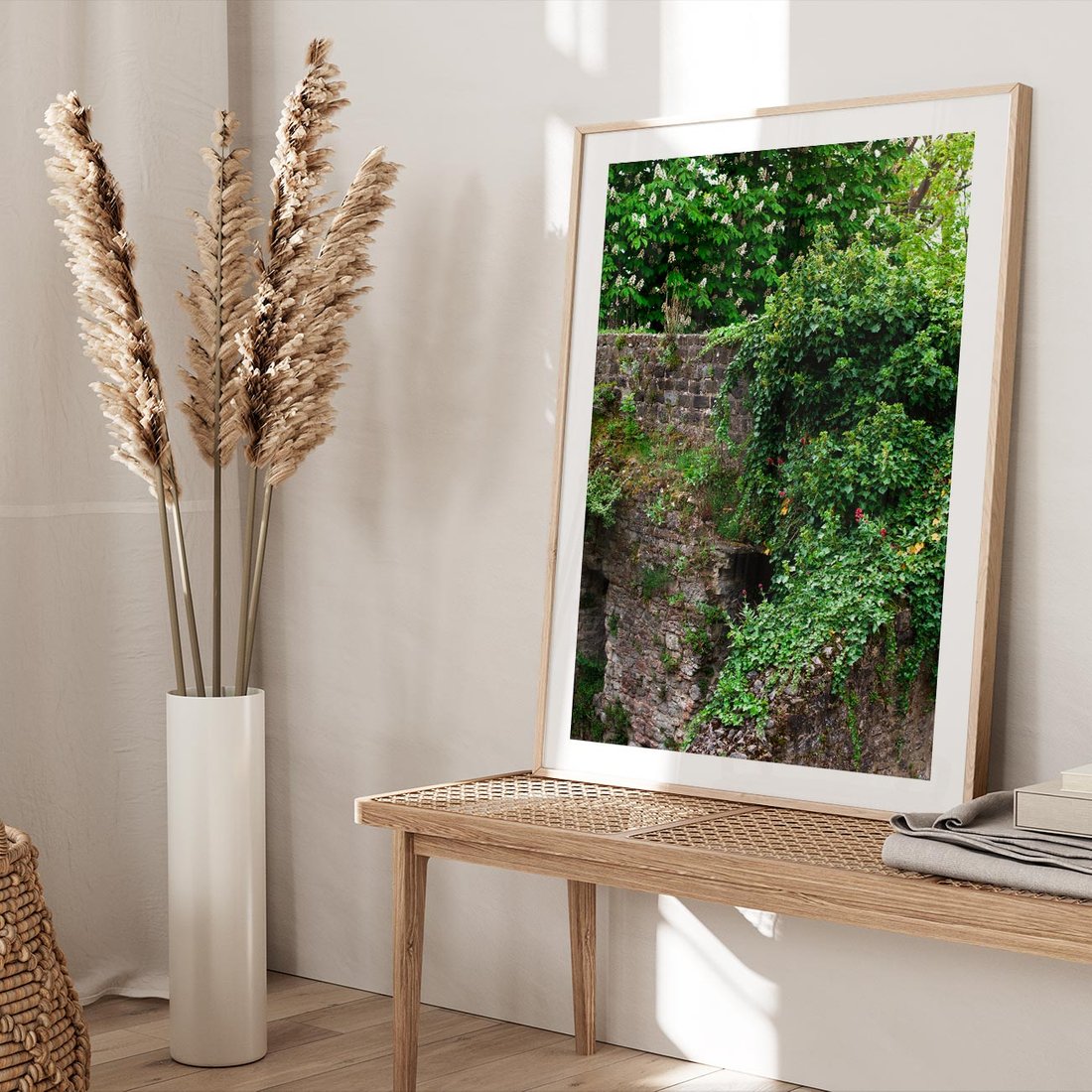 Plakat w ramie 30x40 - Żywiołowa Zieleń - mur, liście - rama drewno