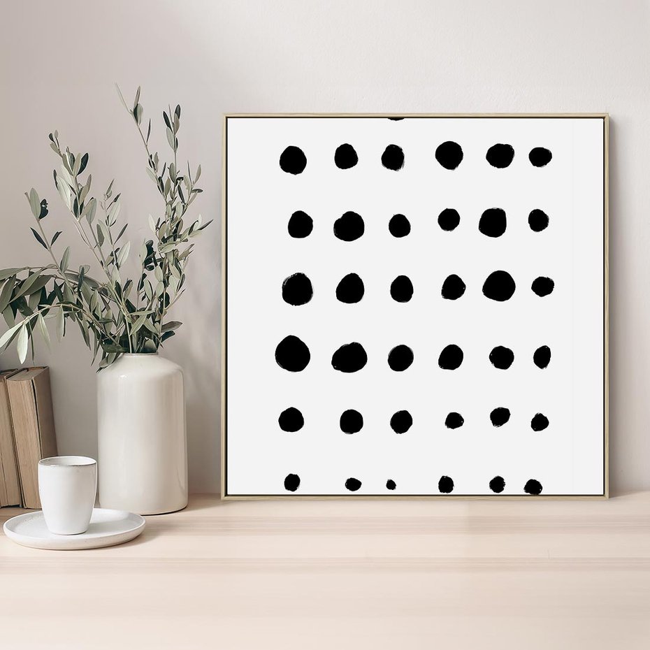 Obraz w ramie 80x80 - Refleksje Światła - minimalistyczna kompozycja, czarne kropkina białym tle - rama drewno