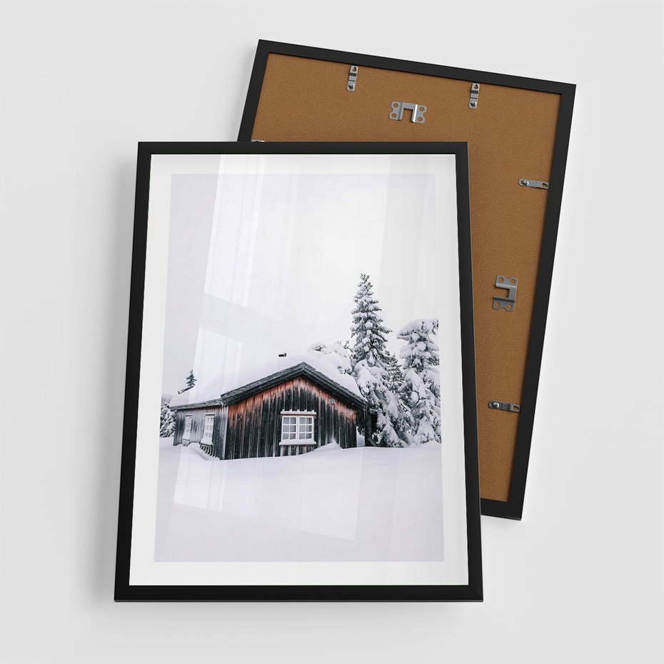 Plakat w ramie 50x70 - Zimowy Azyl: Domek w Górach - domek w górach, śnieg - rama czarna