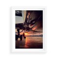 Plakat w ramie 50x70 - Podróż ku Zachodzącemu Słońcu - samolot, scena na lotnisku - rama biała