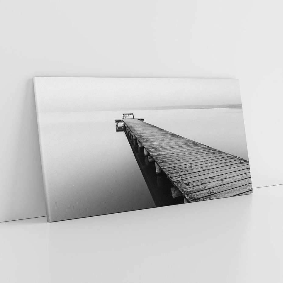 Obraz na płótnie 140x70 - Mglista Perspektywa - czarno biała fotografia, drewniany pomost na jeziorze