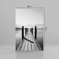 Obraz na płótnie 50x70 - Spokojna Przystań - czarno biała fotografia, drewniany pomost na jeziorze