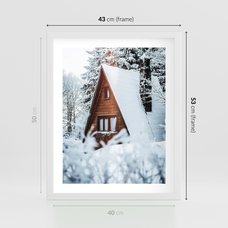 Plakat w ramie 40x50 - Zimowe Ustronie w Lesie - domek w lesie, zimowy las - rama biała