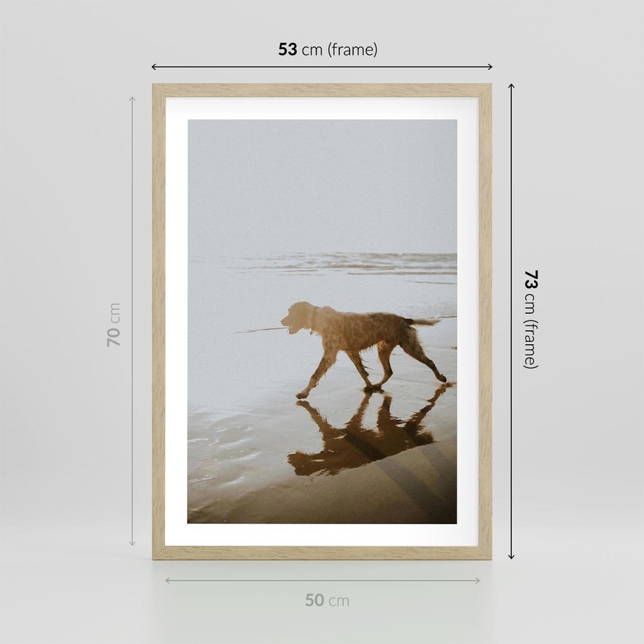 Plakat w ramie 50x70 - Przyjaciel na Plaży - pies, na plaży - rama drewno