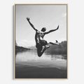 Obraz w ramie 50x70 - Beztroska Chwila - czarno biała fotografia, mężczyzna wesoło wskakuje do keziora w górach - rama drewno