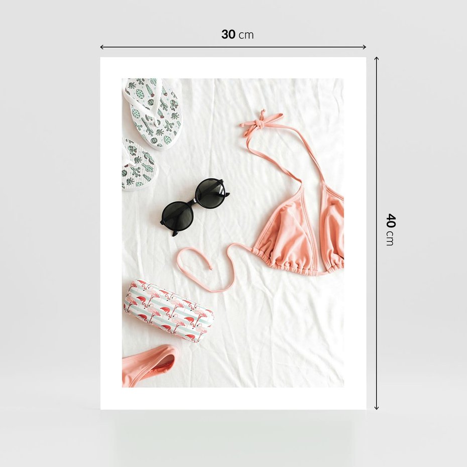 Plakat bez ramy 30x40 - Letnia Elegancja na Plaży - kompozycja, elementy stroju na plażę