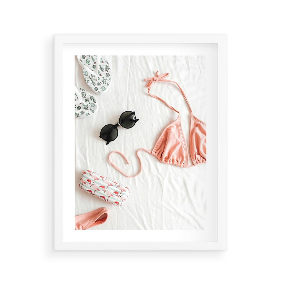 Plakat w ramie 40x50 - Letnia Elegancja na Plaży - kompozycja, elementy stroju na plażę - rama biała